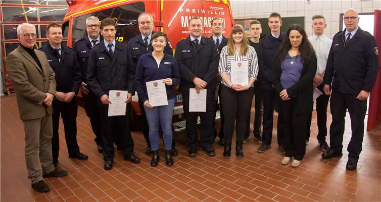 Die Verpflichteten, Ernannten, Beförderten und Karl-Dieter Stein mit Bürgermeister Volker Mendel (li.), der Wehrführung und Wehrleiter Dirk Kuhl (re.).Feuerwehr VG Puderbach