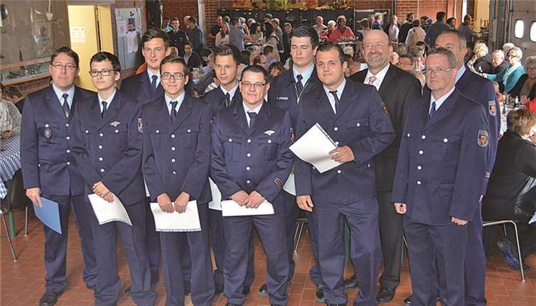 Die Verpflichteten und Beförderten mit Stadtwehrleiter, Bürgermeister, Einheitsführer und stellvertretendem Einheitsführer.AB