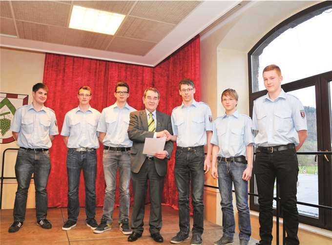 Die Verpflichtung neuer Feuerwehrkameraden: René Hammes (v. l.), Felix Mogge, Sebastian Becker, VG-Bürgermeister Helmut Probst, Marc Reuter, Alexander Thönnes, Mike Hermsen.