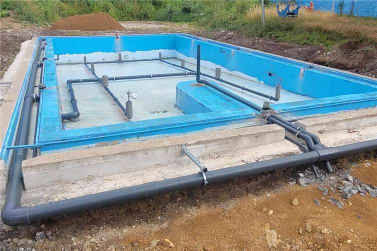 Die Verrohrungsarbeiten im Kinderbecken sind abgeschlossen. Foto: privat