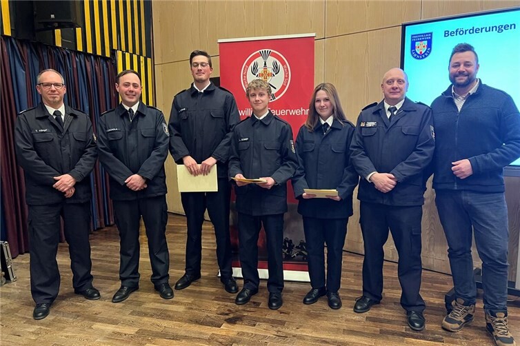 Die Versammlung machte erneut deutlich, wie essenziell das ehrenamtliche Engagement der Feuerwehrleute für die Sicherheit der Stadt Lahnstein ist – ein Einsatz, der auch durch die Aufnahme neuer Mitglieder in den aktiven Dienst weiter gestärkt wird. Von links nach rechts: Thorsten Kämpf, Jamie Cachola, Lukas Könnig, Leo Schmidt, Marley Dommermuth, Sascha Lauer, Lennart Siefert.