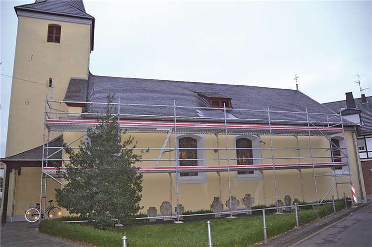 Die Versöhnungskirche ist eingerüstet, die Arbeiten können beginnen. WEIERT