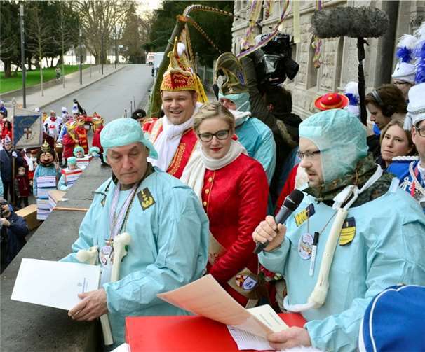 Die Verteidiger lasen dem Tollitätenpaar die Kapitulationsurkunde vor.