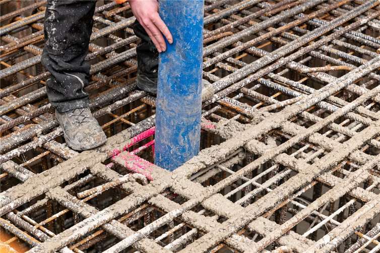 Die Verteilerpumpe sorgte bereits im Februar für eine Arbeitserleichterung zur Erstellung des Fundamentes. Nun wird diese erneut für die Herstellung des Flusspfeilers genutzt.Foto: onemorepicture/ Thorsten Wagner