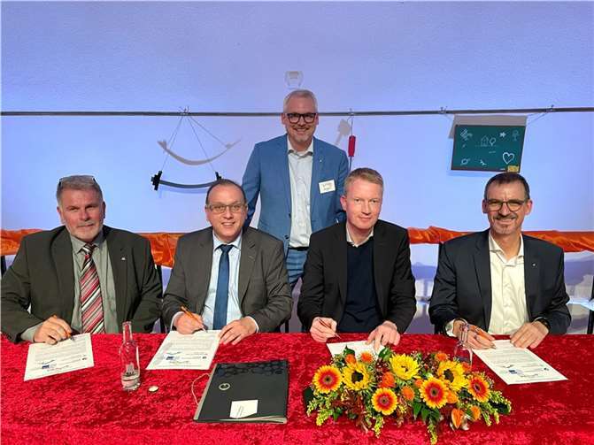 Die Verträge der Schüler wurden von den Ehrengästen sofort gegengezeichnet.