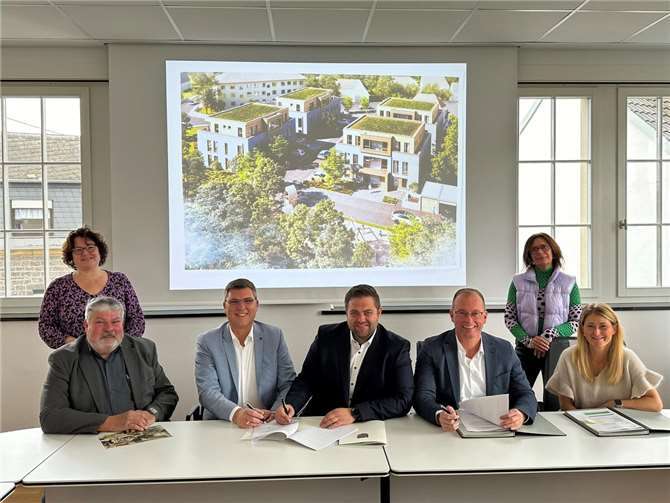 Die Verträge sind gemacht: Mendig bekommt eine neue Tagespflegeeinrichtung in Nachbarschaft des 24 Wohnungen umfassenden Bauprojekts „JAHN ELEVEN“ in der Jahnstraße (von links): Bettina Cornely, Seniorenbeauftragte VG Mendig, Achim Grün, Stadtbürgermeister Mendig, Sascha Bräuer, „Bauberatung & Baubetreuung Sascha Bräuer“, Florian Bales, „Novarus Tagespflege“, Jörg Lempertz, Bürgermeister VG Mendig, Ute Dernbach, Teilbereichsleiterin Familien, Schulen, Ordnung und Soziales VG-Verwaltung Mendig, und Anna Loth, „Novarus Tagespflege“.  Foto: VG-Verwaltung Mendig/ Stefan Pauly