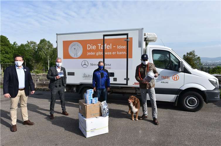 Die Vertreter aller vier Lions Clubs bei der Übergabe (v.l.n.r): Lars Petrak, Thomas Schilling (LC Koblenz-Rhein/Mosel), Peter Bäsch (2. Vors. Tafel Koblenz) und Jürgen Scholz (LC Vallendar). Foto: privat