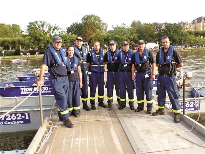 Die Vertreter aus Cochem ließen es sich nicht nehmen beim Bau der Schwimmbrücke mit anzupacken.privat