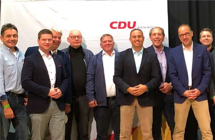 Die Vertreter aus den 18 Ortsgemeinden gratulierten den Kandidaten für die Wahl zum Verbandsbürgermeister nach seiner Wahl. Hier im Bild von links nach rechts: Christoph Bartmann (Spay), Markus Seibel (Dieblich), Christoph Jung (Ortsbürgermeister der Gemeinde Dieblich), Raimund Bogler (Stadtbürgermeister der Stadt Rhens), Marco Kneip (Ortsbürgermeister der Gemeinde Macken), Jens Firmenich (Brodenbach), Paul Kreber (Ortsbürgermeister der Gemeinde Nörtershausen), Johannes Liesenfeld (Ortsbürgermeister der Gemeinde Löf) und Markus Franke (Wolken).Foto: privat