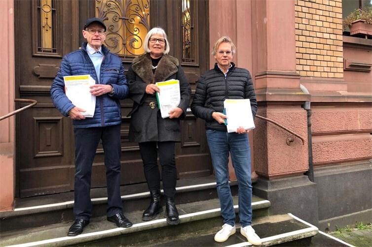 Die Vertreter der Bürgerinitiative bei der Übergabe der gesammelten Unterschriften vor dem Rathaus (v.l.n.r.) Jürgen Jung, Birgit Esser, Michael Cramer von Clausbruch