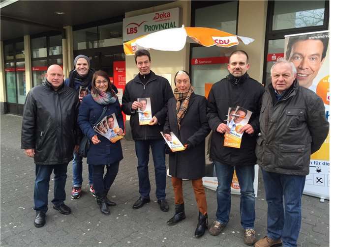 Die Vertreter der CDU Karthause vor ihrem Wahlstand im EKZ.privat