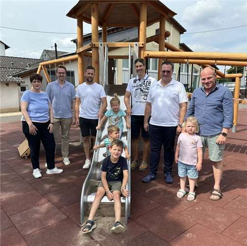 Die Vertreter der CDU Maifeld gemeinsam mit Ortsbürgermeister Johannes Stein (Zweiter v. l.) sowie Gemeinderatsmitglied und Bauleiter Martin Steffes (Dritter v. l.) auf dem neuen Kolliger Spielplatz.  Foto: privat