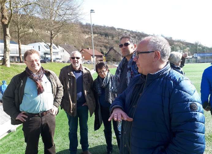 Die Vertreter der CDU Sinzig erkundigen sich vor Ort über die Verlegung des Kunstrasens in Westum. privat