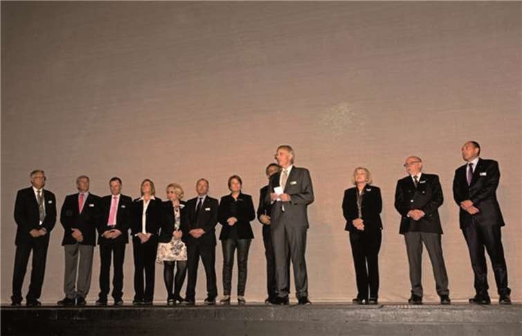 Die Vertreter der Clubs und Moderator Hans-Jürgen Sohr (Activitybeauftragter LIONSCLUB Koblenz-Rhein/Mosel)freuten sich über das sensationelle Ergebnis von 8.000 Euro zu Gunsten des Jugendtheaters. Dietmar Guth