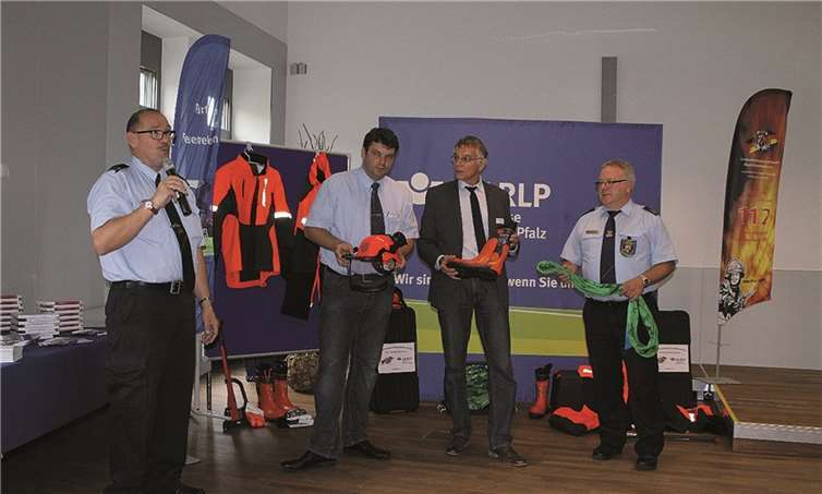 Die Vertreter der Feuerwehren lobten die Unfallkasse für die vielfältige Unterstützung und insbesondere für die neuen Anschauungs- und Ausbildungsmaterialien. (v.l.) Ralf Felix Kespe, Leiter im LFV-Referat Motorsägenführerausbildung, Dave Paulissen und Peter Schnalke von der Unfallkasse, Vizepräsident Peter Gerhards vom LFV.  Privat