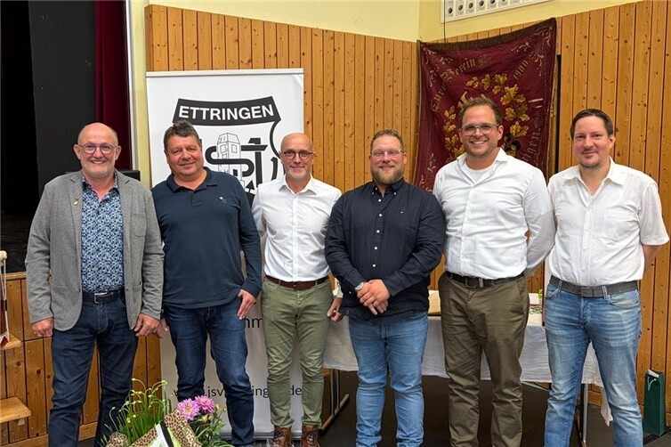 Die Vertreter der Fortuna mit dem Vorstand von Ettringen
