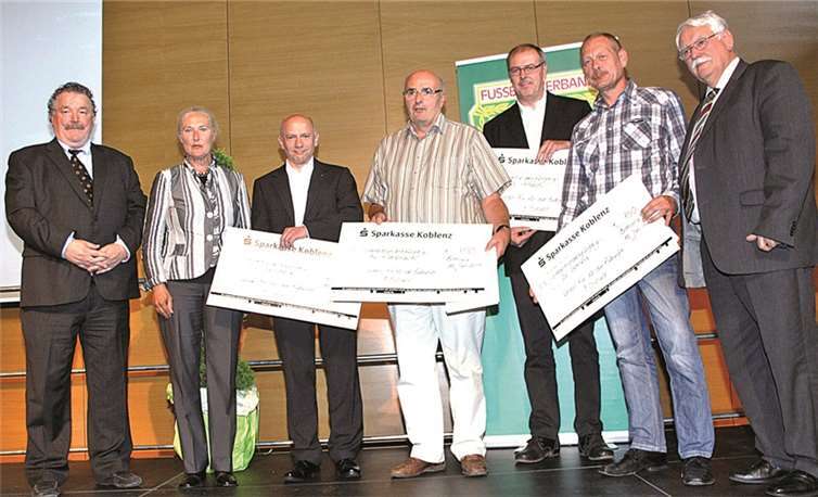 Die Vertreter der Gewinner des Freizeit- und Breitensport-Wettbewerbs: (von rechts) FVR-Präsident Walter Desch, Dietmar Kroschel (SV Gehlert), Robert Schwarz (TuS Ahbach), Manfred Kailing (FV Rübenach), Udo Breit (SV Darscheid), Jurymitglied Monika Sauer (Vizepräsidentin Sportbund Rheinland) und FVR-Vizepräsident Herbert Kommer. Fußballverband Rheinland e.V.