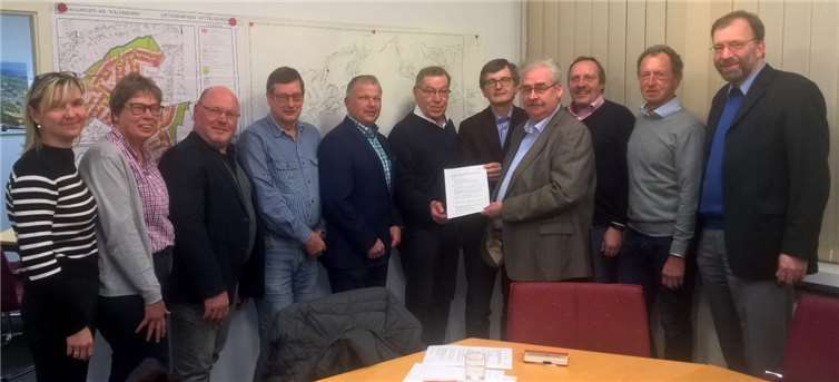Die Vertreter der Höhengemeinden übergeben das gemeinsame Forderungspaket. privat
