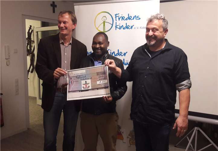 Die Vertreter der Koblenzer Friedenskinder erhielten einen großzügigen Scheck des Johannesgymnasiums. Foto: privat