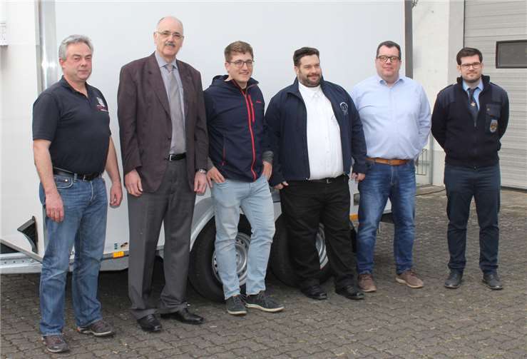 Die Vertreter der Kooperation „Kühlanhänger“ mit dem Ersten Beigeordneten der VG Bad Breisig, Hans-Josef Marx (2. von links): (von links) Josef Nehler (Feuerwehr Brohl/Rhein). Thomas Hommen (Wassersportabteilung des VfL Brohl), Jörg Seul (Prinzengarde Brohl), Jürgen Odenthal (Förderverein Feuerwehr Brohl/Rhein), Sebastian Still (Wehrführer Brohl-Lützing). Foto: WK