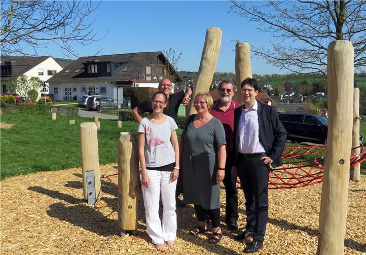Die Vertreter der Oberbieberer SPD und Bürgermeister Michael Mang waren angetan von den positiven Veränderungen auf dem Spielgelände.  privat