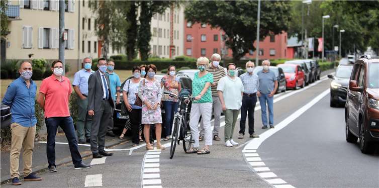 Die Vertreter der Papaya-Koalition aus CDU, Bündnis 90/ Die Grünen und FWG im Stadtrat Neuwied haben sich ein Bild von den neuen Fahrbahnmarkierungen in der Langendorfer Straße gemacht.Foto: Privat