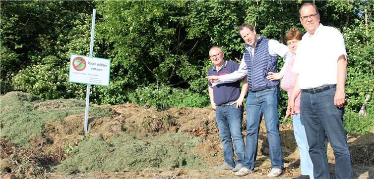 Entsorgungsproblematik beim Rasenschnitt Die Vertreter der Pro-Münstermaifeld/FWG-Maifeld/FWG-MYK Frank Breitbach, Uwe Berens, Christel Zimmermann und Frank Gäb bei der Besichtigung des Grünschnittplatzes in Münstermaifeld. privat