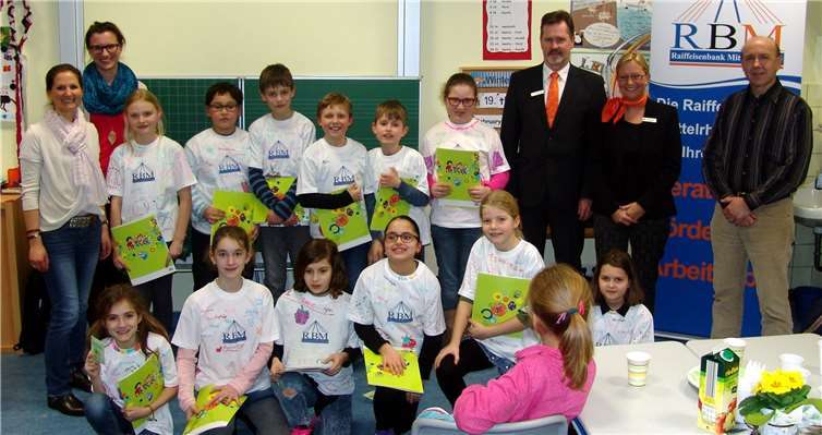 Die Vertreter der Raiffeisenbank, Filialleiter Dietmar Kalt und Prokuristin Nina Bernd, freuten sich zusammen mit Ökotrophologin Ruth Kirchmann und Schulleiter Thomas Rauch über die erfolgreich bestandenen aid-Ernährungsführerscheine in der Klasse 4a.privat