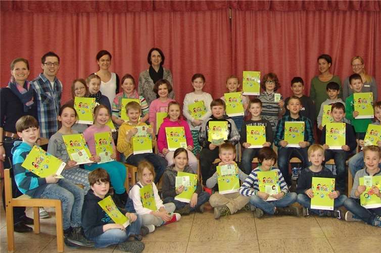 Die Vertreter der Raiffeisenbank, Filialleiter Michael Gilgenbach und Prokuristin Nina Bernd, freuten sich zusammen mit Diplom-Ökotrophologin Ruth Kirchmann und Schulleiterin Gisela Möhlig-Hillesheim über die erfolgreich bestandenen aid-Ernährungsführerscheine der Drittklässler. privat