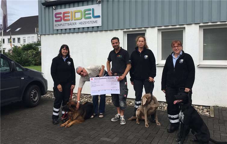 Die Vertreter der Rettungshundestaffel waren sehr erfreut, den Spendenscheck für die wichtige Arbeit der Schnüffelnasen entgegennehmen zu dürfen. privat