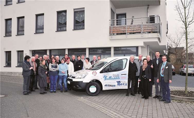 Die Vertreter der Sponsoren und der Lebenshilfe bei der Übergabe des neuen Fahrzeuges. RÜ