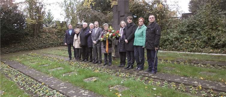 Die Vertreter der Stadt Koblenz mit Eigenbetriebsleiter Rüdiger Dittmar, Projektleiter Andreas Drechsler sowie die Vertreter des Verschönerungsvereins Pfaffendorf und der Pfarrgemeinde St. Peter und Paul und Anderen mit Herrn Dr. Zimmermann sowie Raimund Schneider von der Aufsichts- und Dienstleistungsdirektion legen zum Abschluss der Gedenkveranstaltung Blumen für die 44 Kriegstoten des Ersten und Zweiten Weltkrieges nieder.ADD