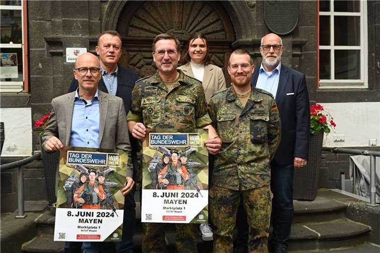 Die Vertreter der Stadt Mayen und der Bundewehr arbeiten Hand in Hand und freuen sich auf das große Ereignis.  Foto: SK