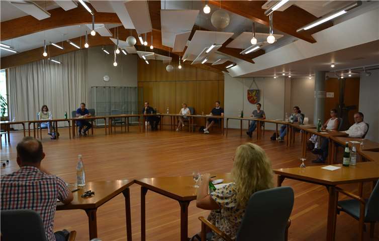 Die Vertreter der Träger der Pflegeeinrichtungen bei der Konferenz im Kreishaus. Foto: Kreisverwaltung des Rhein-Lahn-Kreises