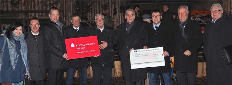 Die Vertreter der Volksbank und der Kreissparkasse haben die Schecks mit insgesamt 8000 Euro für den Erhalt der Lebenden Krippe an die Stadtspitze überreicht.  Privat