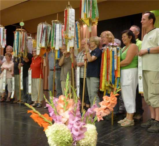 Die Vertreter der Zweigvereine des Westerwaldvereins beim Sterntreffen in Bad Marienberg bei der obligatorischen Wimpelübergabe.privat