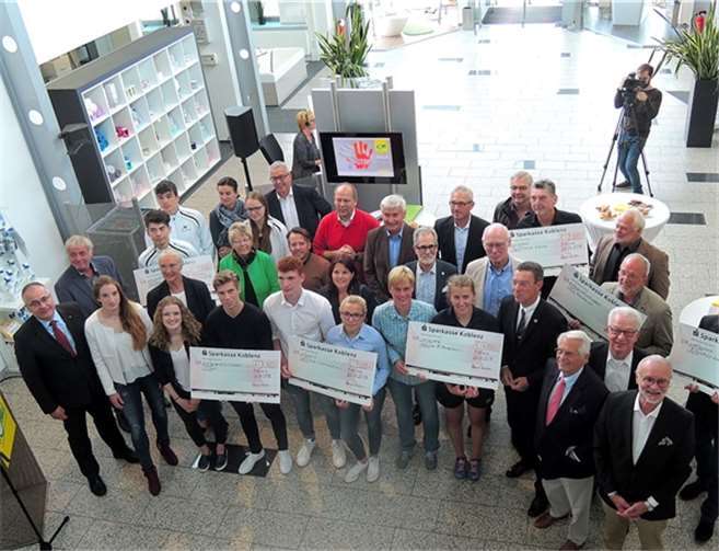 Die Vertreter der begünstigtenVereine und Institutionen gemeinsam mit Freunden und Förderern. Fotos: BSB