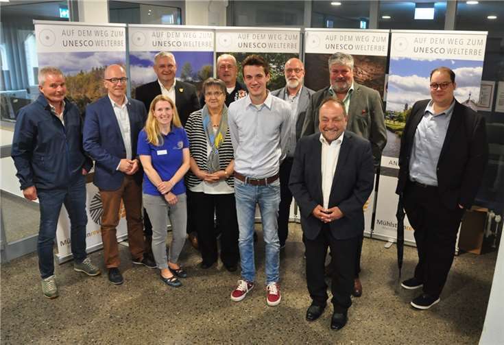 Die Vertreter der einzelnen Regionen im Arbeitskreis (v.l.): Robert Dewald, Mayens OB Dirk Meid, Svenja Schulze-Entrup, Christoph Kicherer, Irmgard Kicherer, Frank Neideck, Niclas Junglas, Uwe Hoffmann, VG Bürgermeister Alfred Schomisch, Achim Grün und Dr. Kai Seebert, waren begeistert von diesem heimatlichen „Startschuss“ am Welterbetag.  Fotos: BS