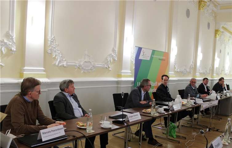 Die Vertreter der einzelnen Unternehmen informierten über den aktuellen Stand der Strom- und Gasversorgung im Stadtgebiet. Foto: DU