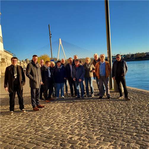 Die Vertreter der im Stadtrat im Neuwieder Bündnis zusammenarbeitenden Parteien haben sich am Deichvorgelände ein Bild von den künftigen Anlegestellen gemacht.  Foto: Jörg Niebergall