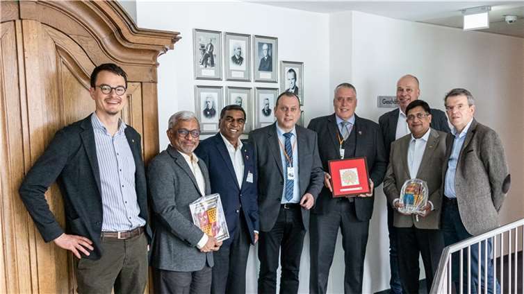 Die Vertreter der indischen Unternehmensgruppe CUMI zu Besuch in Burgbrohl. Auch Bürgermeister Johannes Bell und Ortsbürgermeister Walter Schneider war mit dabei.  Foto: privat