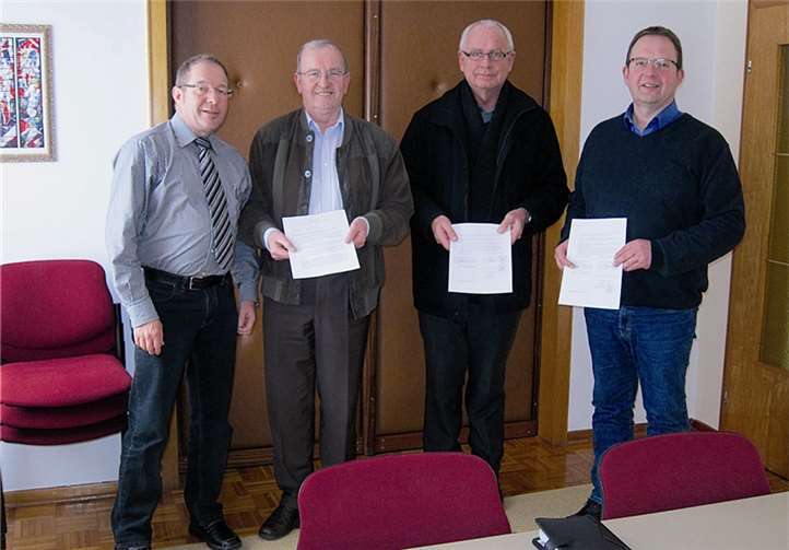 Die Vertreter der kath. Kirchengemeinde hl. Schutzengel, Kurtscheid, Pfarrer Mettel und Verwaltungsratvorsitzender Günter Ballmann sowie Ortsbürgermeister Norbert Lück, Ehlscheid und Ortsbürgermeister Heinz-Dieter Wagner, Kurtscheid im Beisein von Eckhard Henn als Vertreter der Verbandsgemeindeverwaltung Rengsdorf trafen sich im Pfarrhaus in Kurtscheid zur offiziellen Unterzeichnung.privat