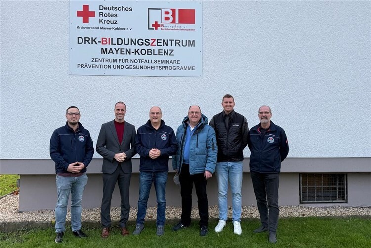 Die Vertreter des DRK, der SPD sowie Clemens Hoch, Staatsminister. Foto: U. Passant