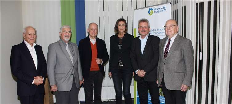 Die Vertreter des Hospizvereins Neuwied, des Fördervereins Hospizbewegung Andernach-Pellenz und des Lions Club Neuwied-Andernach Horst Roth, Bernhard Ickenroth, Wolfgang Sulzbacher, Dr. Sylvia Brathuhn, Hans-Peter Knossalla und Pfarrer Helmut Cordes, sprachen über vereinsübergreifende Aktionen.Hospizverein Neuwied