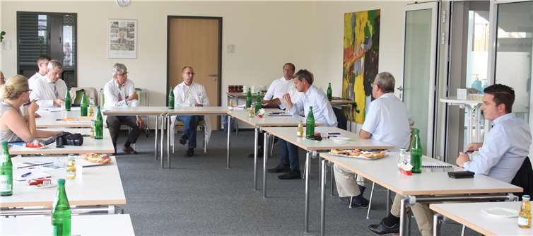 Die Vertreter des Krankenhauses diskutierten intensiv mit Christian Baldauf und Vertretern der CDU.