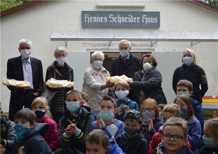 Die Vertreter des Kreisvorstandes mit Lorenz Denn, Regina Wetzlar, Ingrid Frick und Erwin Barabosch bei der Übergabe der Donuts-Spende an Heike Ody und Lill Brückmman, vom Team der Ferienfreizeit, davor die Kinder der Freizeit. Foto: privat