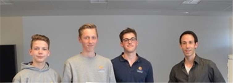 Die Vertreter des Leistungskurses Mathematik am Raiffeisen-Campus mit dem Wettbewerbsleiter Herrn Bott. Raiffeisen-Campus