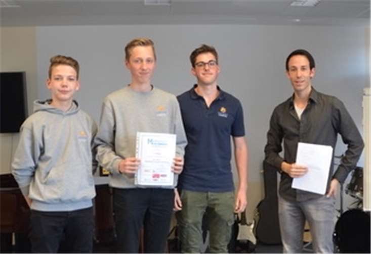 Die Vertreter des Leistungskurses Mathematik am Raiffeisen-Campus mit dem Wettbewerbsleiter Herrn Bott. Raiffeisen-Campus