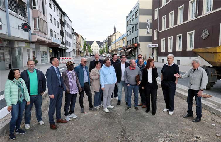Die Vertreter des Neuwieder Bündnisses im Stradtrat machten sich beim Ortstermin ein Bild vom Fortschritt der Bauarbeiten.Foto: Jörg Niebergall