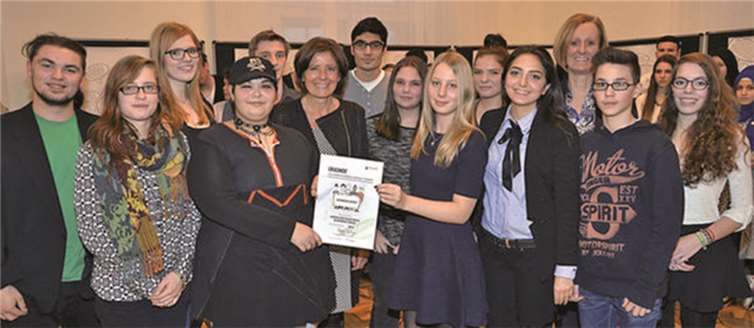 Die Vertreter des Neuwieder Jugendbeirats mit Ministerpräsidentin Dreyer bei der Preisverleihung in Mainz. Bildergalerie rlp